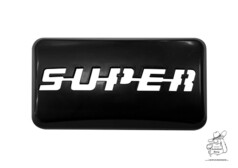 Schwarze LED Abdeckung aus Kunststoff mit wei�em SUPER-Schriftzug.