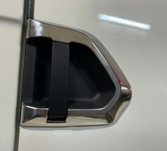 T�rgriff Rahmen aus poliertem Edelstahl an einer wei�en LKW-T�r.