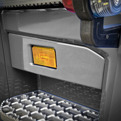 Felips Stufenhalterung f�r Leuchte, dunkelgrau lackiert, mit orangefarbenem Reflektor.