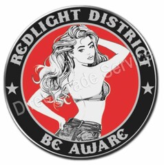Ein runder DTS Pin mit silbernem Rand, rotem Hintergrund und einer schwarz-wei�en Illustration einer Frau. Schriftzug: Redlight District Be Aware.