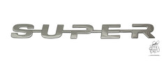 Chromfarbenes Schild mit dem Schriftzug SUPER aus gepresstem Edelstahl.
