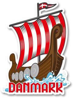 Lufterfrischer in Form eines Wikingerschiffs mit rot-wei�em Segel, d�nischer Flagge und Wasserspritzern. Text: DANMARK.