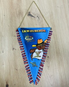 Blauer Wimpel "Berg" mit gelbem "LKW-ZUBEH�R", B�ren-Motiv mit dem Schriftzug "Ein St�ck Heimat f�r Unterwegs". Mit rot/blau/wei�en Fransen.