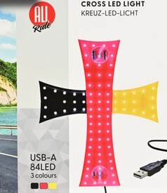 Kreuzf�rmige LED-Innenleuchte in Schwarz, Rot und Gelb, die eine L�nderflagge darstellt, mit vielen LEDs und USB-A-Anschluss.