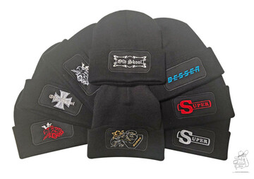 Winterm�tze schwarz mit Stick im Patchfeld