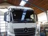 Wei�er Mercedes-Benz Actros LKW mit montiertem, flachem, schwarzem Transparent �ber der Windschutzscheibe.