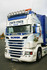 Blau-wei�es Scheibengitter aus perforiertem Metall an der Front eines Scania R LKW.