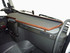 Durchgehender Tisch f�r Volvo FH 4 Armaturenbrett, Holzoptikrand und grauer Oberfl�che.