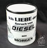 Wei�e Tasse mit schwarzem Rand und dem Spruch "Ich LIEBE den Geruch von DIESEL am MORGEN".