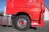 Gl�nzende Rohre mit integrierten LEDs an der Seite eines roten DAF LKW.