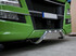 Gl�nzender Frontb�gel mit integrierten LED-Leuchten an der Front eines gr�nen LKW.
