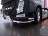 Gl�nzende Eckrohre mit wei�en und gelben LEDs an der Front eines schwarzen Volvo FH 4 Strong LKW.
