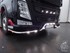 Gl�nzende Eckrohre mit wei�en und gelben LED-Lampen am Frontsto�f�nger eines schwarzen Volvo LKW.