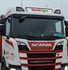 Scania LKW mit wei�em, beleuchtetem Transparentschild "Danish Agro" �ber der Windschutzscheibe.