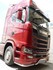 Gl�nzender Kennzeichenhalter an rotem Scania New Generation LKW mit tiefer Sto�stange.