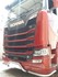Roter Scania LKW mit gl�nzendem Kennzeichenhalter aus Metallrohr an der tiefen Frontsto�stange.