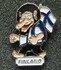 Scandi Troll Pin mit schwarzem Haar, blauem Rucksack, Finnland-Flagge und 