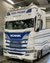 Frontansicht eines wei�en Scania New Generation LKWs mit blauem K�hlergrill und montiertem wei�em Numberplate Anbauteil mit LEDs.