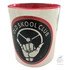 Wei�e Tasse mit roter Innenseite und dem "Old Skool Club" Druck, der ein Lenkrad und eine Hand zeigt.
