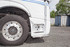 Gl�nzendes Edelstahl-Eckrohr mit wei�en LEDs am Einstieg eines wei�en Actros LKW.