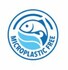 Blaues Logo mit Fisch, Wellen und dem Text "MICROPLASTIC FREE".