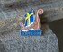 Farbiges Scandi Pin in Form eines Wikingerschiffs mit schwedischer Flagge als Segel und "SWEDEN" Schriftzug.