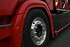 Rote GFK Kotfl�gelverkleinerung "Spatz" f�r Scania NG LKW, montiert �ber schwarzem Reifen mit Chromfelge.