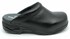 Ein schwarzer Traesko Clog mit offener Ferse, gepolstertem Spann und profilierter Sohle.
