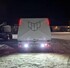 Wei�es Fahrzeugheck bei Nacht, beleuchtet von zwei hellen Ledson Raptor LED-Einbau-R�ckfahrscheinwerfern auf Schnee.