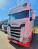 Scania NG LKW mit montierter schwarzer Scheibenblende aus Piano Black.
