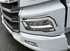 Nahaufnahme des wei�en DAF LKW Scheinwerfers mit silberfarbenem Vepro Scheinwerferspoiler.