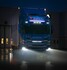 Blauer Scania LKW bei Nacht mit hellem Flexistrip Arc LED-Lichtband an der Front.