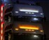 Ledson Flexistrip Arc in Wei�, Orange und Rot an zwei LKW-Fahrerh�usern bei Nacht.