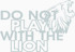 Grauer Aufkleber mit dem Text "DO NOT PLAY WITH THE LION" und einem br�llenden L�wenkopf.