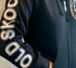 Schwarze Kapuzenjacke mit wei�-silbernem "OLD SKOOL" Stick auf dem �rmel.