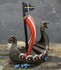 Miniatur-Wikingerschiff mit braunem Rumpf, rot-wei�em Segel, schwedischer Flagge und Drachenkopf. Sockel: 