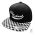 Schwarze Snapback Cap mit wei�em "Old School" Stick und schwarz-wei�em Schachbrett-Schirm.