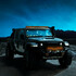Dunkler Offroad-Truck mit orange leuchtenden LED Lichtbalken (Positionslicht) auf Dach und Front bei Nacht.